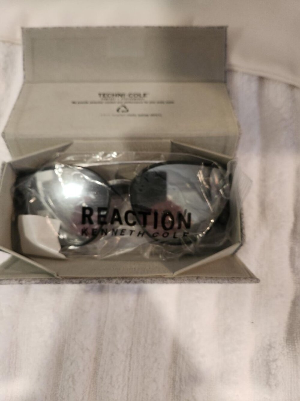 Kenneth Cole Reaction Smoke Mirror Round Unisex Sunglasses KC2835 01C 63